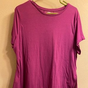 Athletic size XXL shirt with side slits